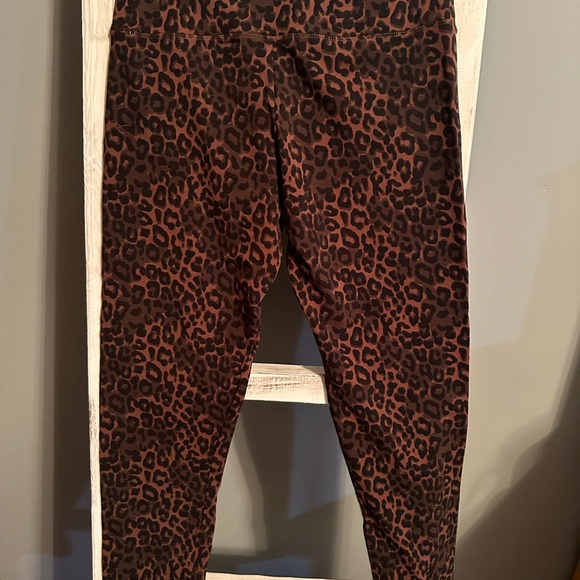 Leopard print athletic leggings size S but fits like a M - Picture 3 of 5